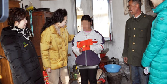 心系貧困家庭，走訪慰問暖人心